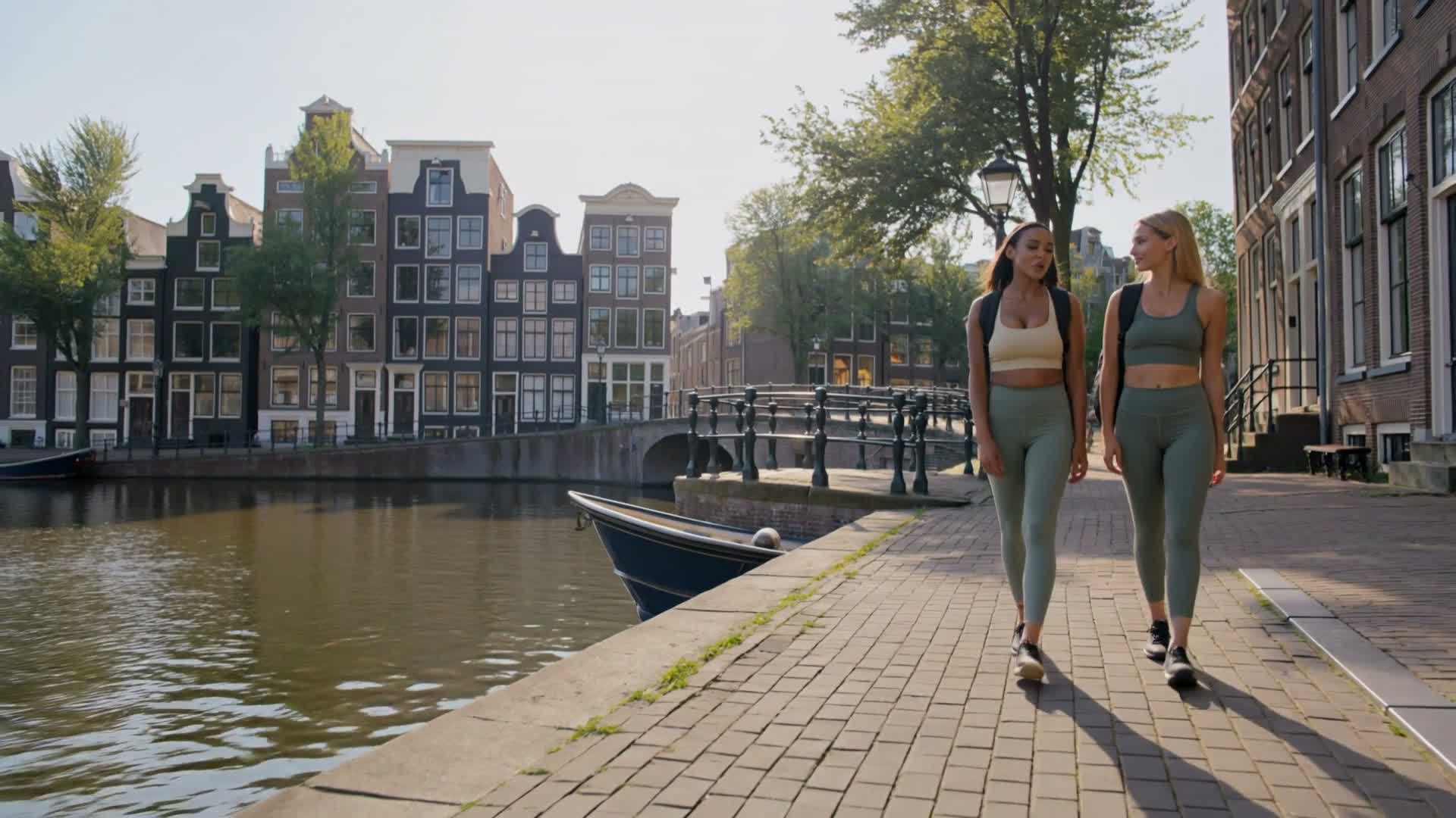 Welle — Two women walking in Amsterdam